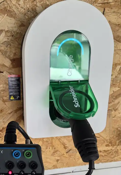 installation borne Schneider Charge pour voiture électrique à Nantes réalisée par Ma Borne Elec - Irve 44